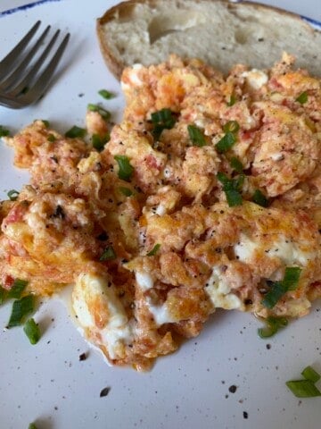 feta tomato omelette plated