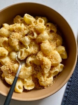 easy mac and cheese plated