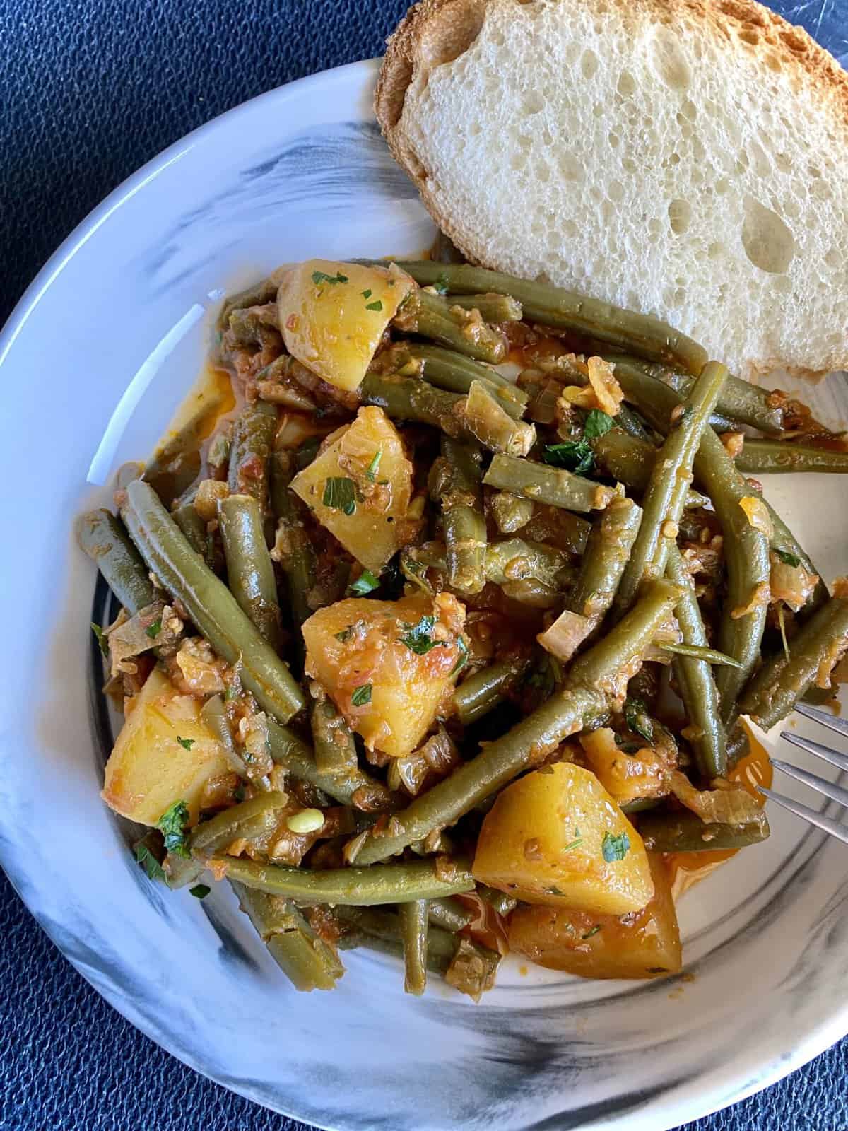 Greek Green Beans (Fasolakia Ladera) - Hungry Happens