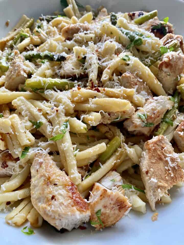 Easy Lemon Chicken Pasta - Hungry Happens