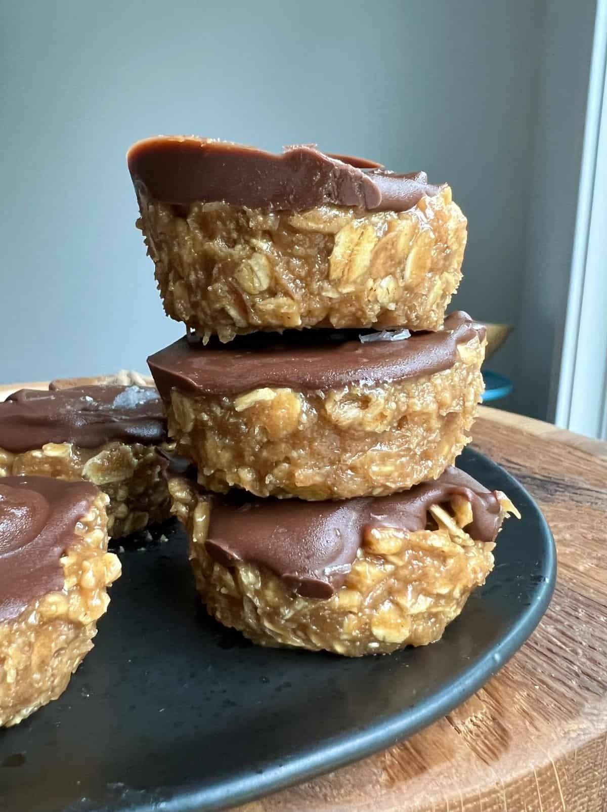 6 Ingredients No Bake Peanut Butter Chocolate Oat Cups (Vegan) - Hungry  Happens