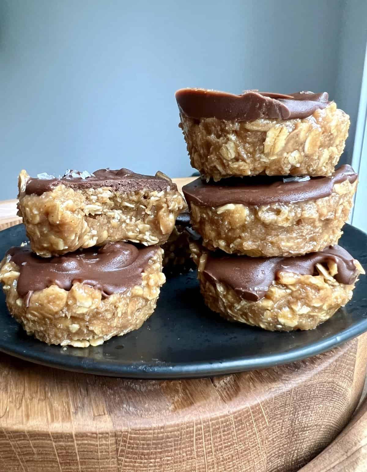 6 Ingredients No Bake Peanut Butter Chocolate Oat Cups (Vegan) - Hungry ...