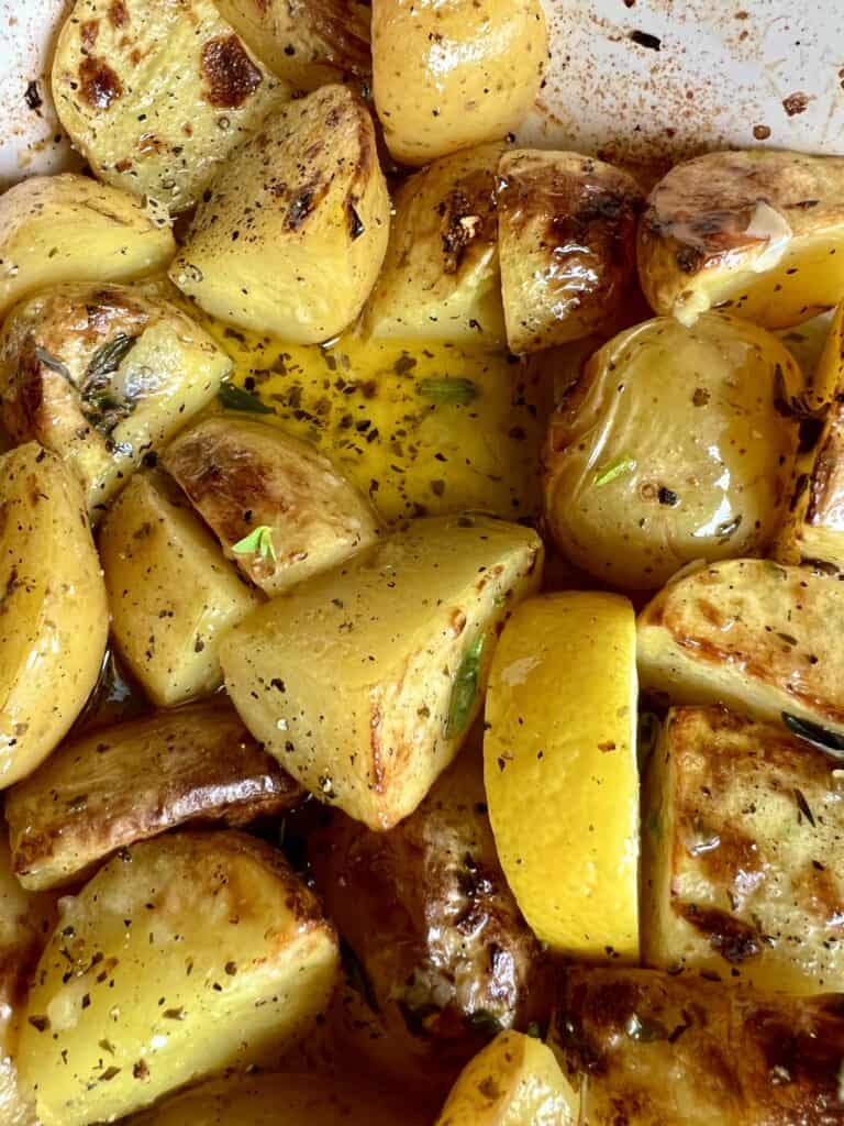 Greek Lemon Potatoes (Patates Lemonates) - Hungry Happens