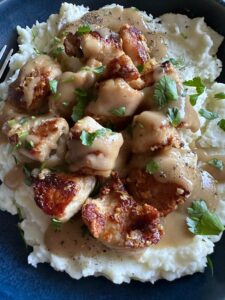 Quick Garlic Gravy Chicken - Hungry Happens