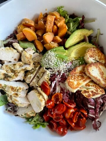 herb chicken and halloumi salad