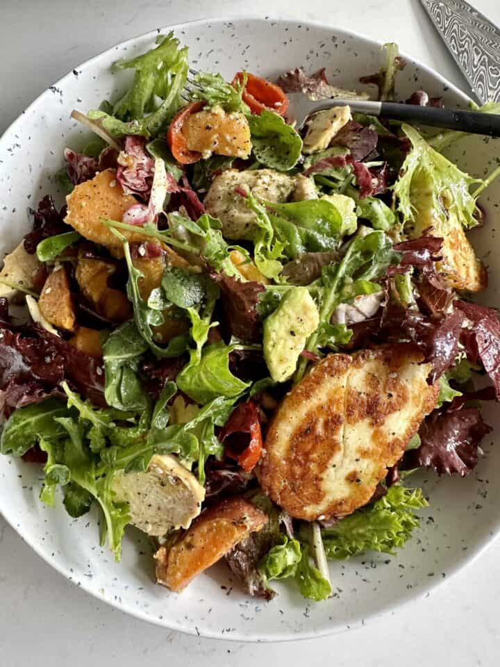 herb chicken and halloumi salad