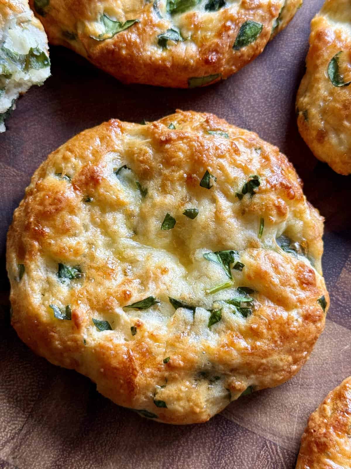 easy spinach cottage cheese flagels (flat bagels)