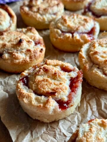 strawberry crumble almond cookies